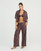 Pantalón de corte recto con estampado animal print, pretina elástica y tiras ajustables con borlas de St Even.