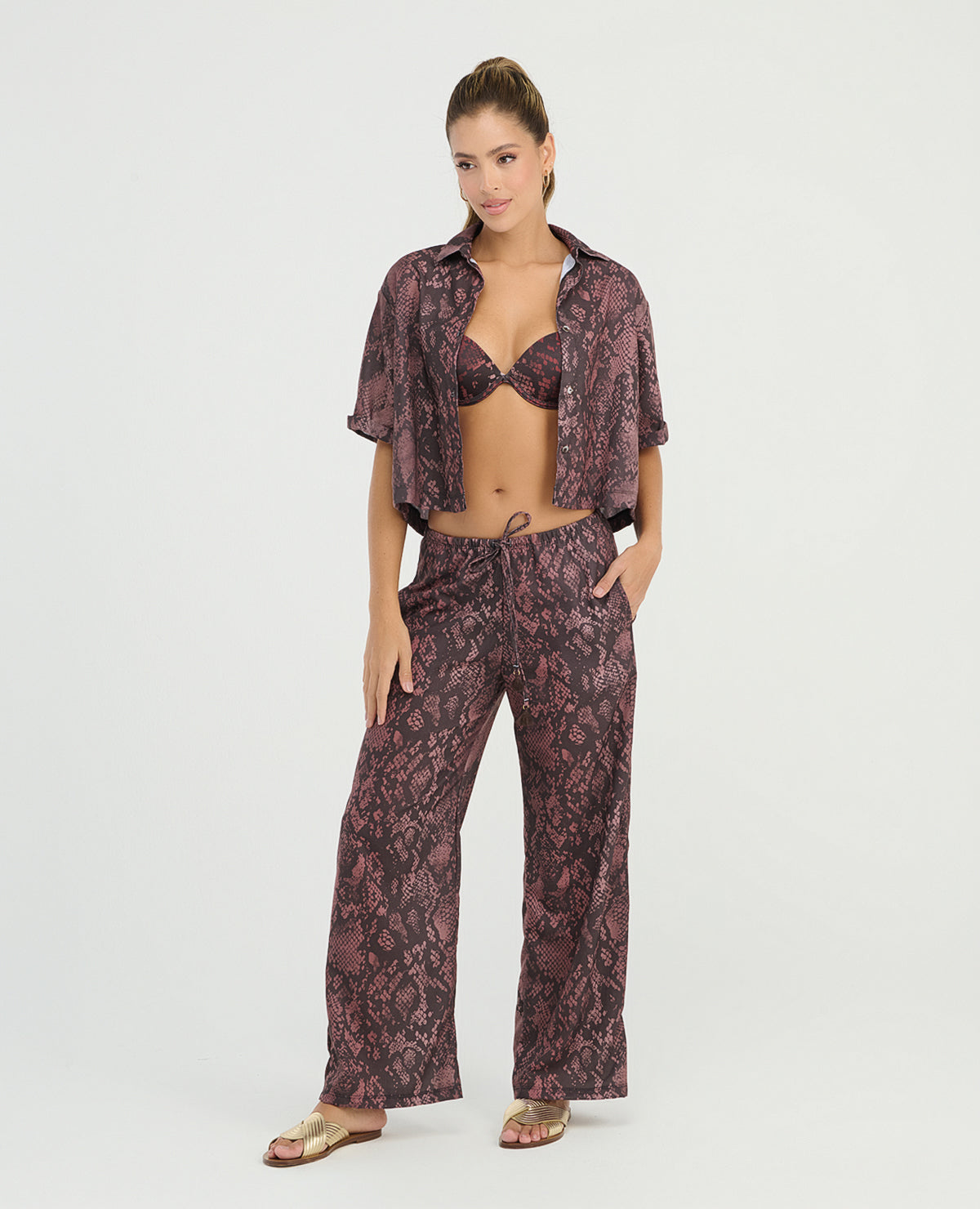 Pantalón de corte recto con estampado animal print, pretina elástica y tiras ajustables con borlas de St Even.