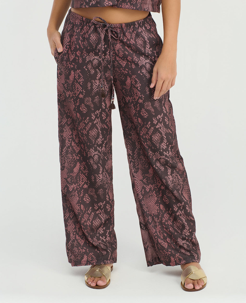 Pantalón de corte recto para mujer con estampado de serpiente, pretina elástica y tiras ajustables con borlas.