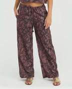 Pantalón de corte recto para mujer con estampado de serpiente, pretina elástica y tiras ajustables con borlas.