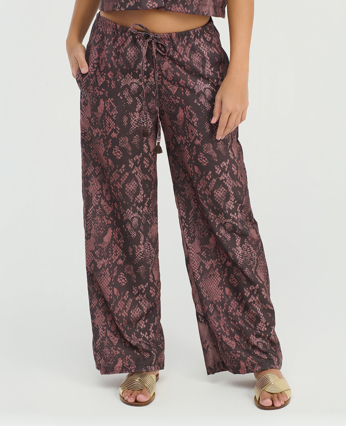 Pantalón de corte recto para mujer con estampado de serpiente, pretina elástica y tiras ajustables con borlas.
