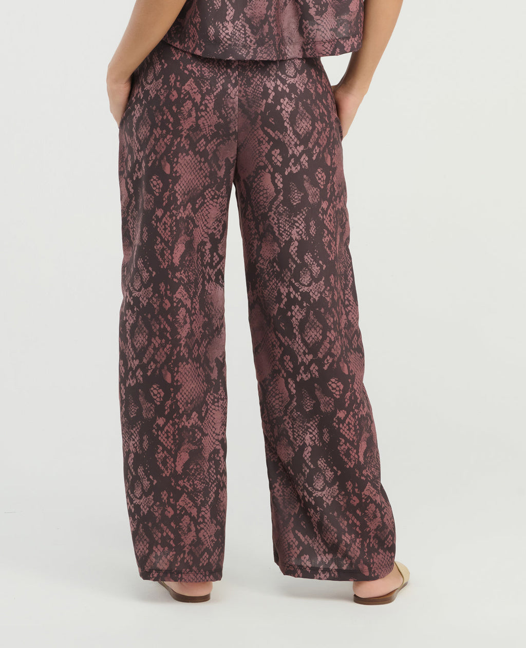 Pantalón de corte recto con estampado tipo snake y tiro alto para mujer, vista posterior con ajuste cómodo.