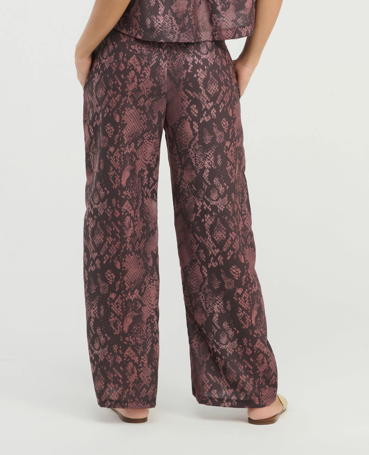 Pantalón de corte recto con estampado tipo snake y tiro alto para mujer, vista posterior con ajuste cómodo.