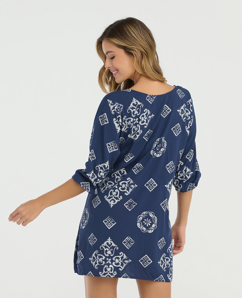 Vestido Corto | Escote en V | Mangas 3/4 - Kliquea
