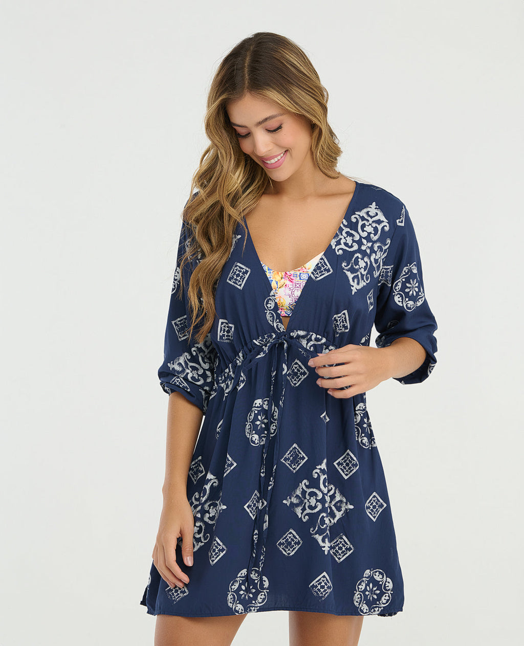 Vestido Corto | Escote en V | Mangas 3/4 - Kliquea