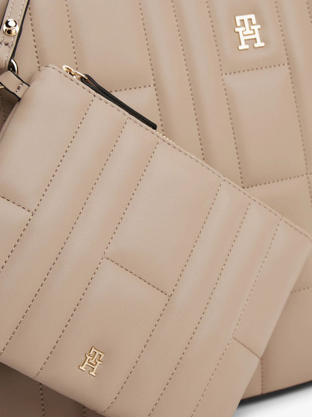 Cartera Tommy Hilfiger Para Damas by Tommy Hilfiger