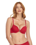 Modelo usando brasier rojo de realce alto con broche frontal, escote profundo y cargaderas graduables.