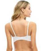 Vista posterior de brasier strapless blanco St. Even con base ancha, elástico expuesto y tiras ajustables removibles.