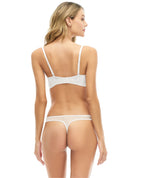 Vista posterior de mujer usando brasier strapless blanco St. Even con base ancha y tanga a juego de silueta estilizada.