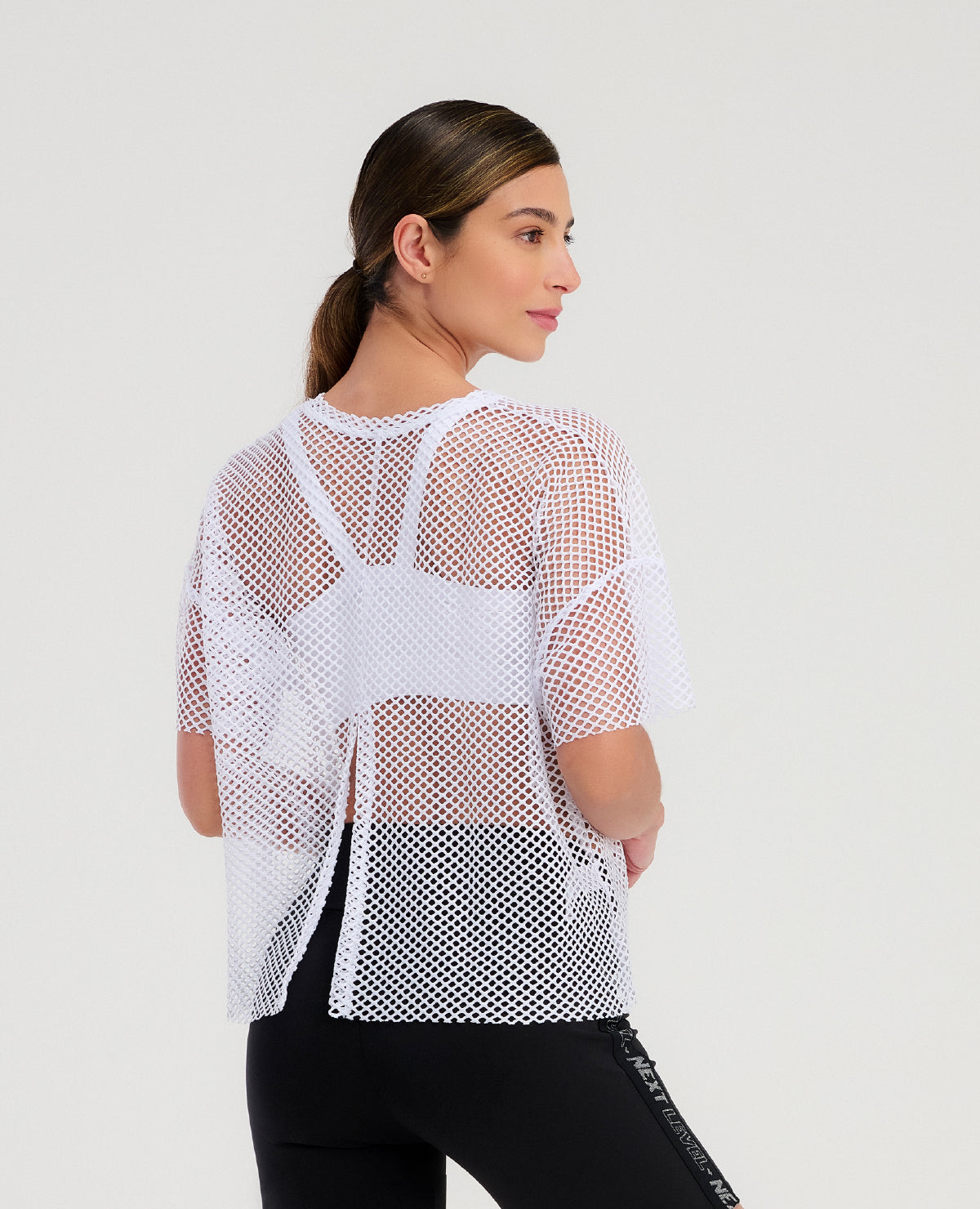 Camiseta St Even cropped blanca en malla transpirable con silueta holgada y apertura posterior para mujer.