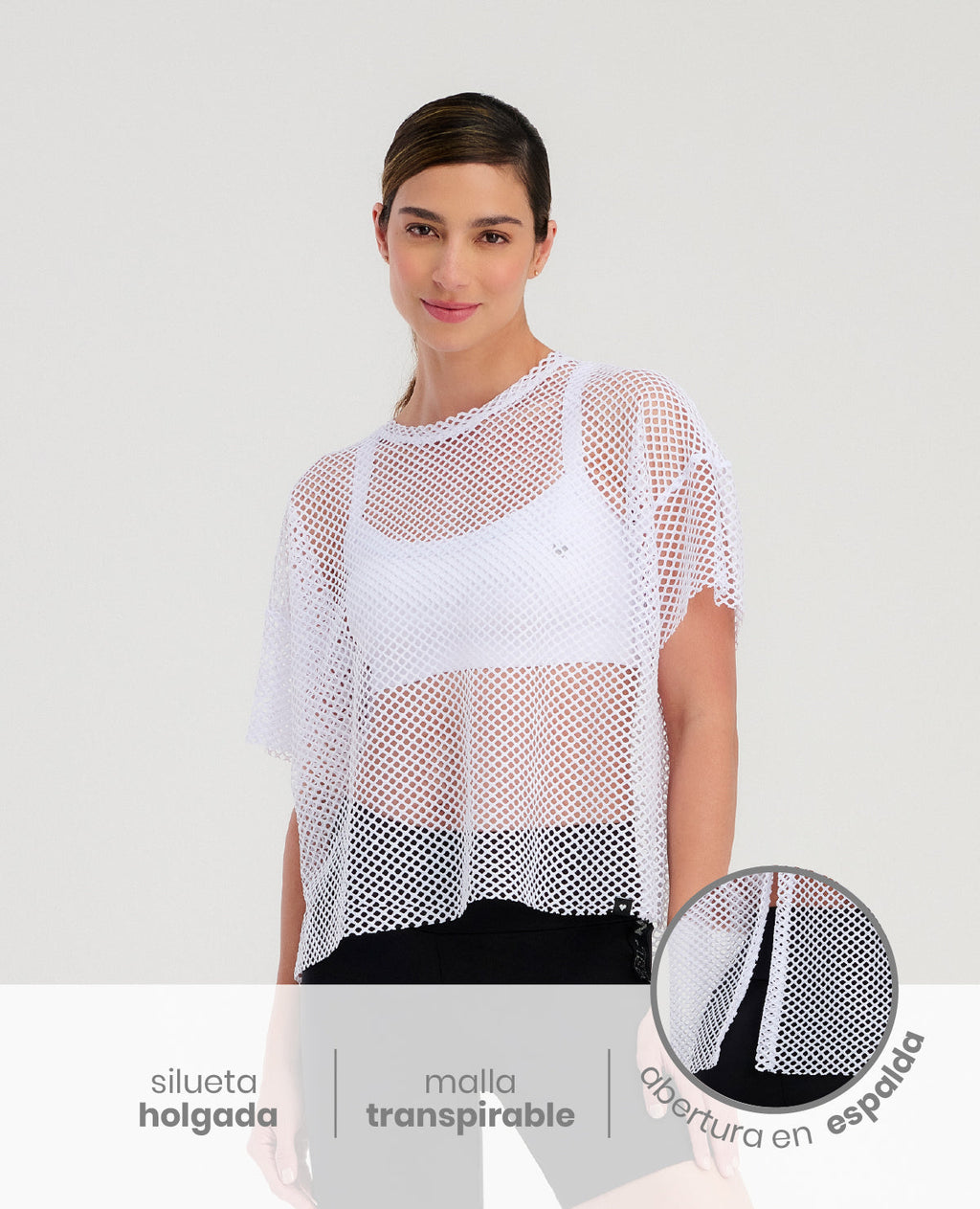 Camiseta cropped blanca St Even en malla transpirable, silueta holgada y abertura posterior.
