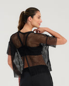 Mujer de espalda usando camiseta deportiva St Even cropped en malla negra transpirable para fitness y entrenamiento.