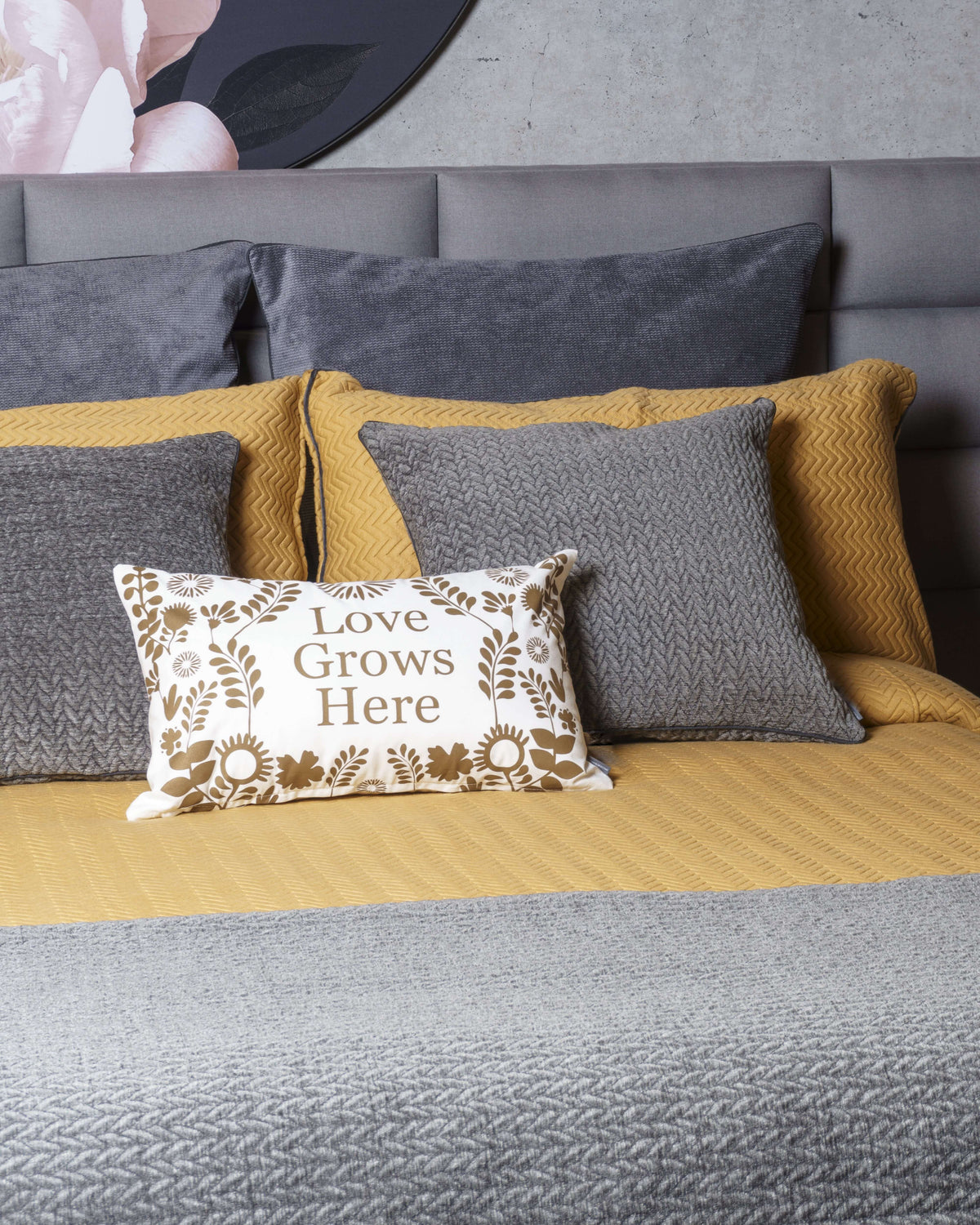 Vibrant Santorini Mostaza Zigzag duvet set with a bold yellow zigzag pattern, adding modern sophistication to any bedroom.
