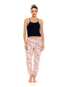 Mujer en pijama de tiras negra y pantalón estampado rosa St.Even, ideal para descanso y comodidad.
