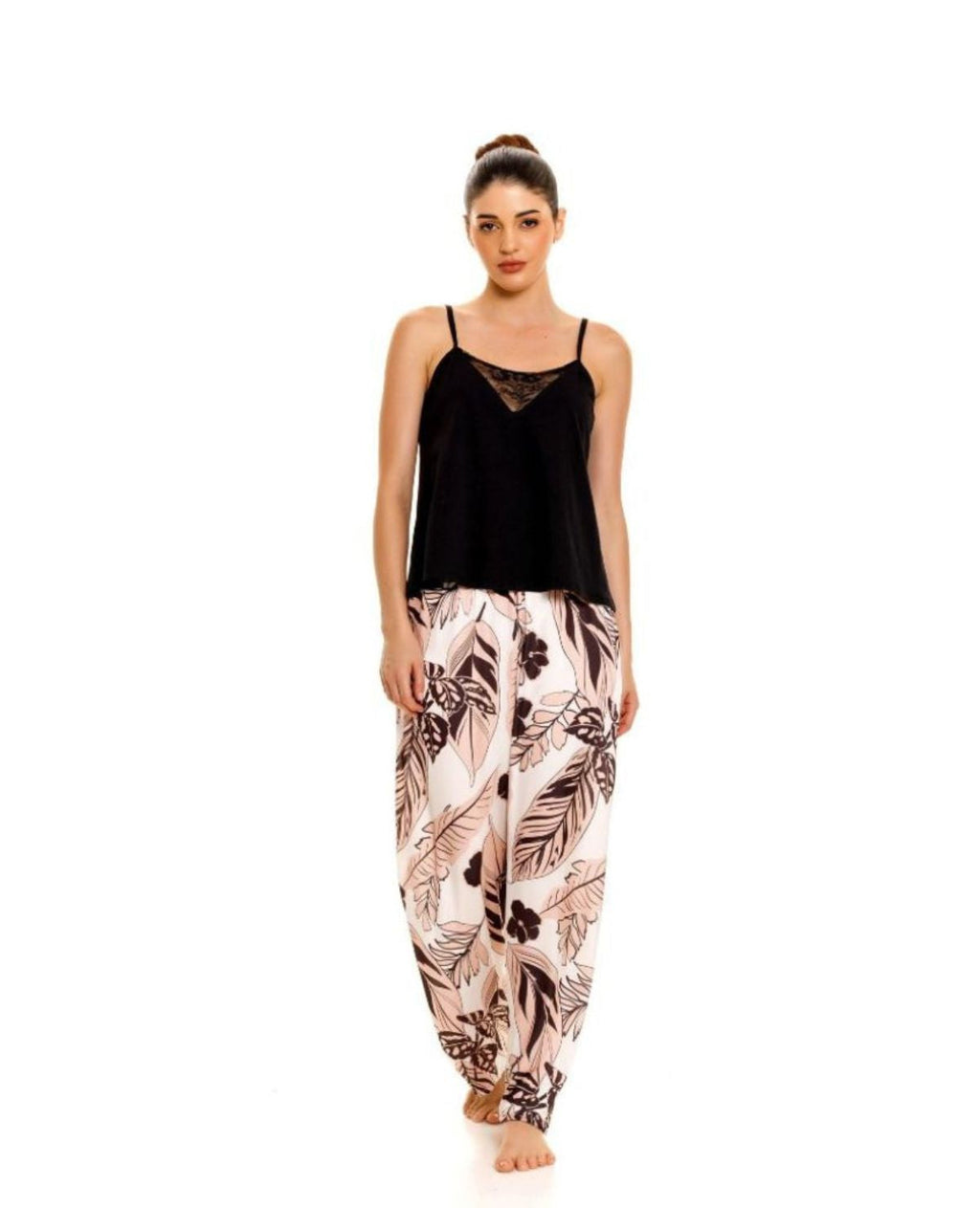 Pijama St. Even para mujer: camisilla negra con encaje en el escote y pantalón largo con estampado botánico de hojas.