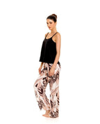 Pijama St. Even para mujer con camisilla negra de encaje y pantalón largo con estampado botánico de hojas.