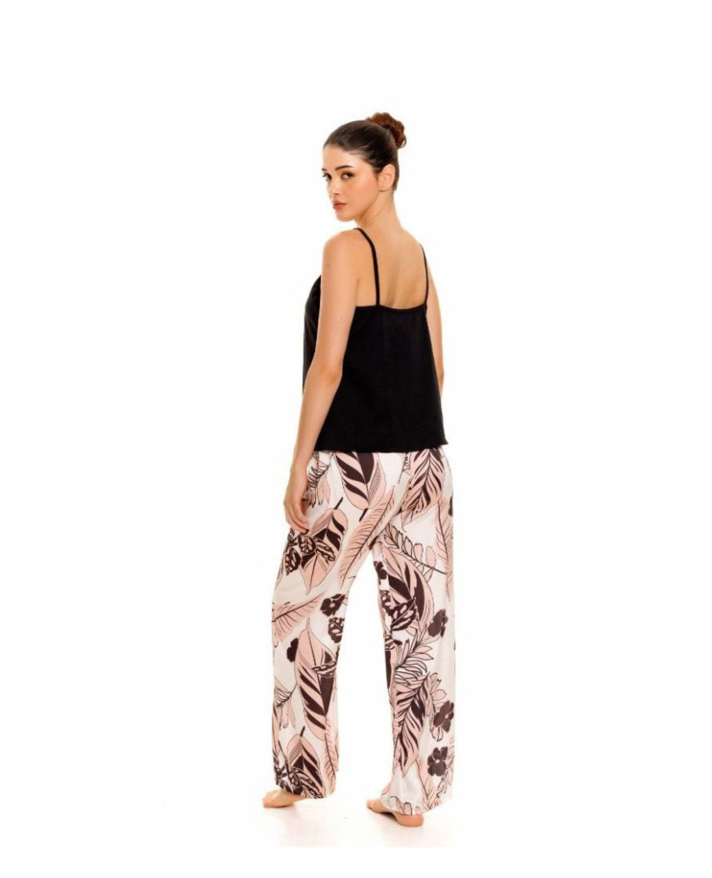 Vista posterior de pijama para mujer: camisilla negra de tirantes y pantalón largo con estampado botánico en tonos café.
