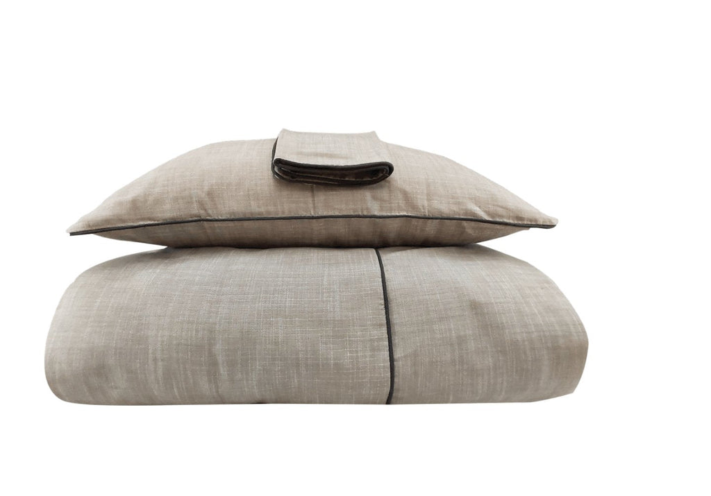 Elegant Set Duvet Girón with a soft, sophisticated design in a 50% cotton, 50% polyester blend for your bedroom.