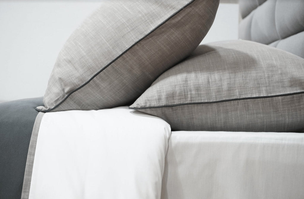 Elegant Set Duvet Girón with a smooth, sophisticated design, featuring a duvet cover and two pillowcases in a soft, blended fabric.