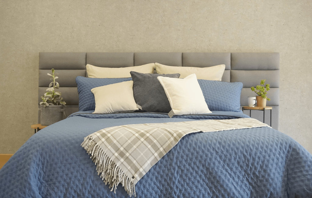 Stylish Toronto Petróleo duvet set in a modern quilted design, featuring a soft texture and decorative accents.
