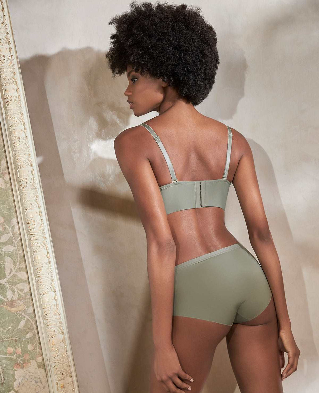 Vista posterior de brasier St Even verde oliva con cargaderas ajustables y abrochadura de 4 posiciones.