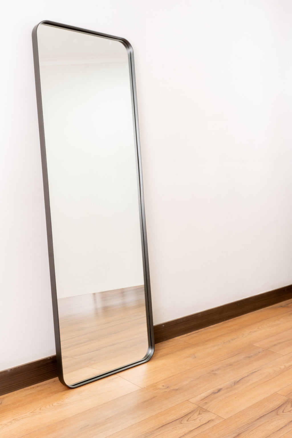 Elegant Espejo Venecia mirror with a sleek steel frame, adding a touch of modern sophistication to any room.