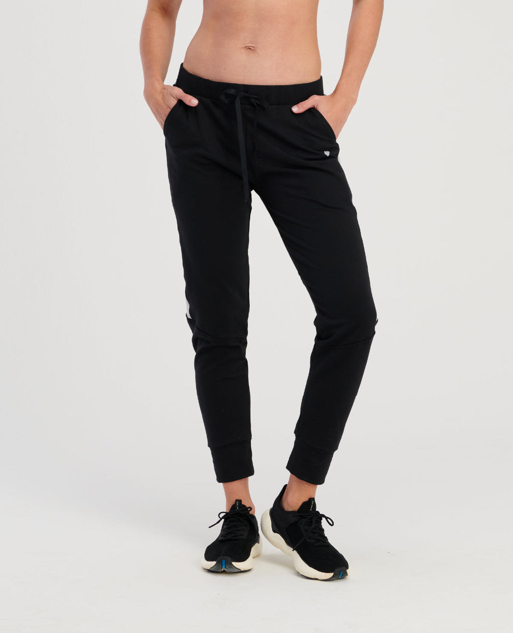 Pantalón jogger deportivo negro para mujer St Even con banda elástica y cordón ajustable para entrenamiento.