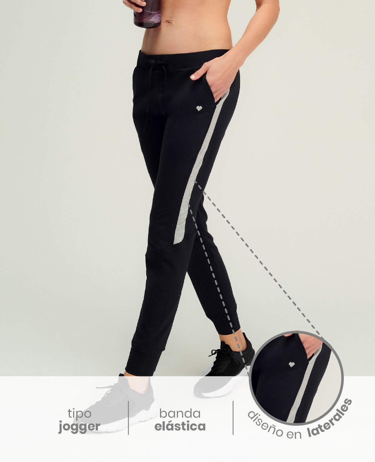 Pantalón jogger deportivo St Even para mujer en color negro con banda elástica y franja lateral gris clara.