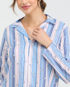 Pijama para mujer con camisa manga larga de rayas azules y rosadas con estampado de cebras y botones frontales.