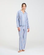 Pijama para mujer con pantalón y camisa manga larga de botones en rayas azules y blancas, ideal para descanso.