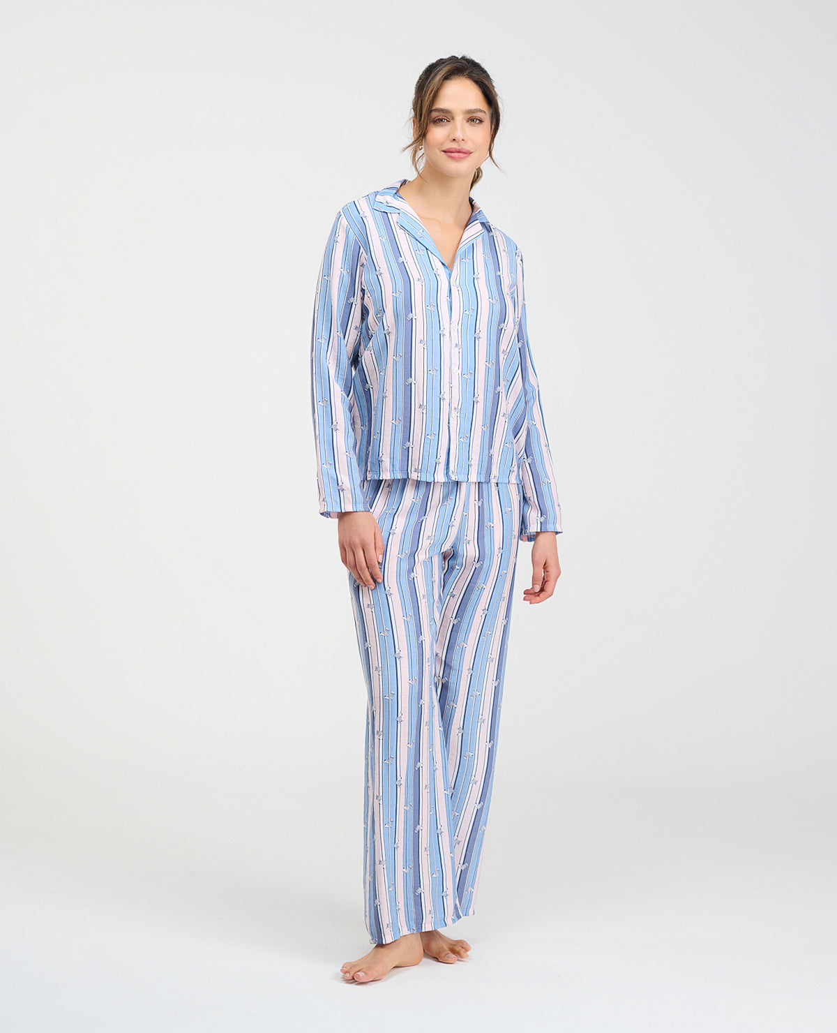 Pijama para mujer con pantalón y camisa manga larga de botones en rayas azules y blancas, ideal para descanso.