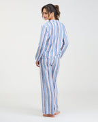 Pijama para mujer con pantalón y camisa manga larga en rayas azules y rosadas, ropa de descanso cómoda.