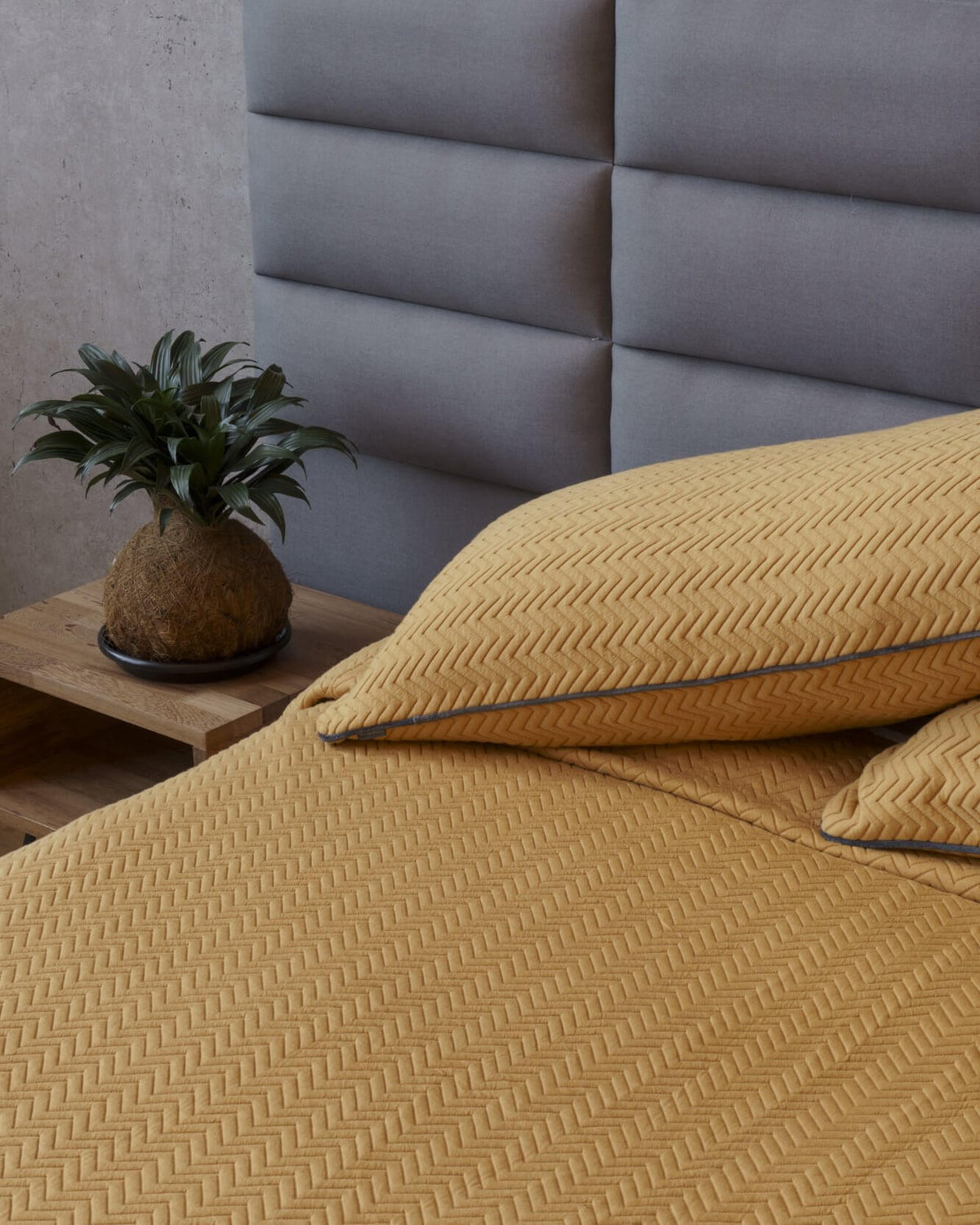 Vibrant Santorini Mostaza Zigzag duvet set in a striking yellow hue with bold zigzag patterns for full, queen, or king beds.