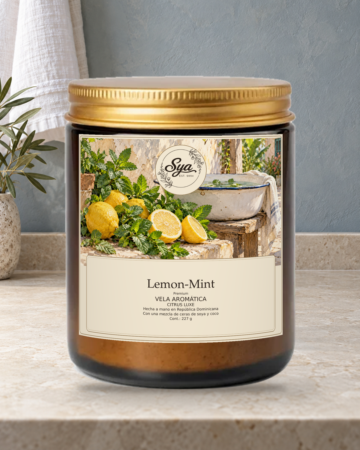 Vela Sya Lemon-Mint de Citrus Luxe en escena ambiental.