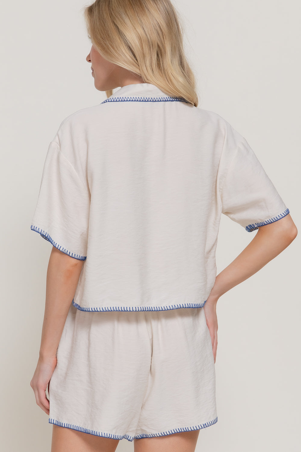 Blusa Active Basic Mangas Cortas Bordada para Damas