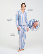 Pijama para mujer de pantalón y camisa manga larga a rayas azules con botones, cuello clásico y pretina elástica.