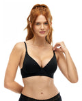Modelo usando brasier negro de realce medio con varillas, escote sutil y base ancha de powernet para soporte.