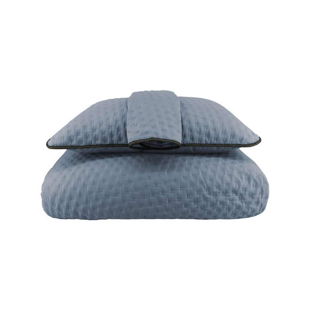 Cozy Toronto Sky duvet cover set with modern quilting and decorative trim, bringing light and style to your bedroom.