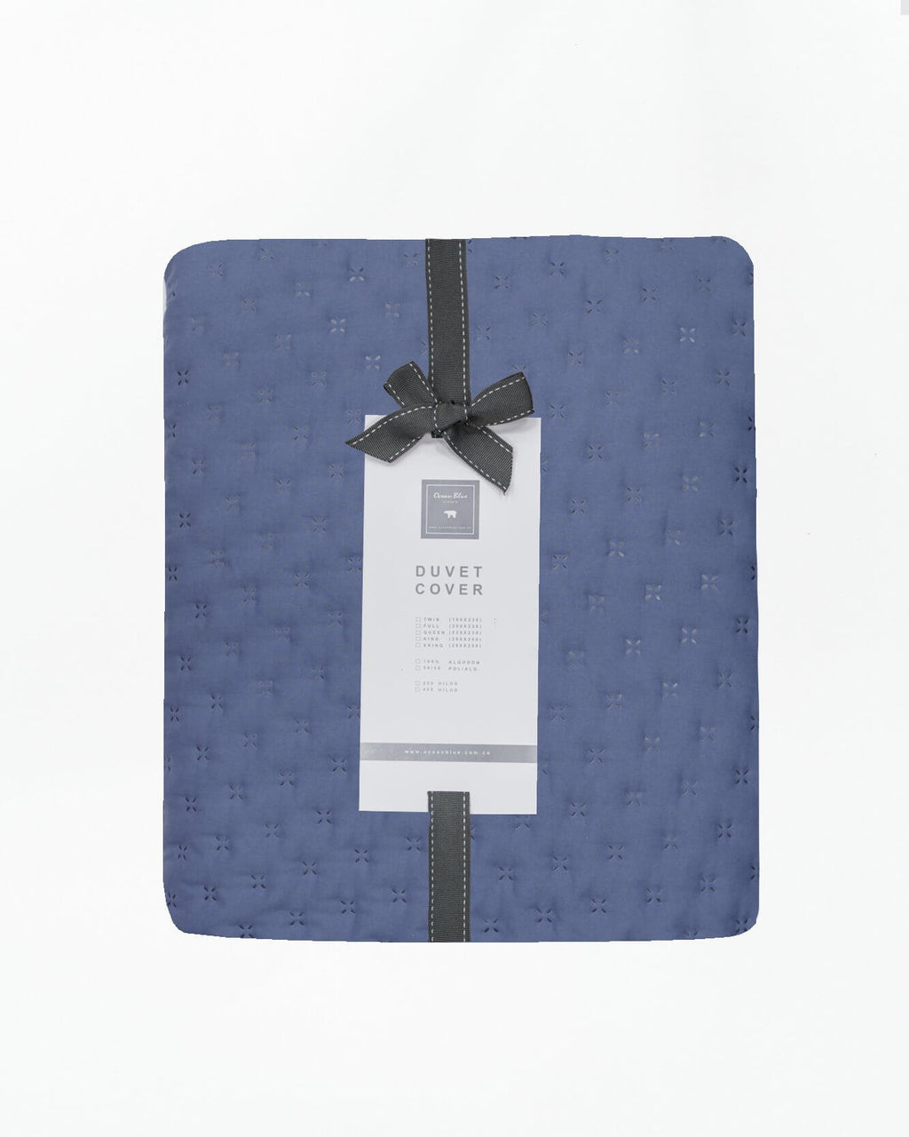 Elegant Toronto Petróleo duvet cover set with modern quilting and a soft, decorative finish, perfect for stylish bedrooms.