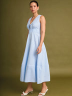 Vestido Largo Acapulco en tono azul claro, diseñado con silueta fluida, escote frontal y estilo sin mangas. Su diseño fresco y femenino lo convierte en una opción ideal para días cálidos, vacaciones, looks de playa o eventos casuales elegantes.