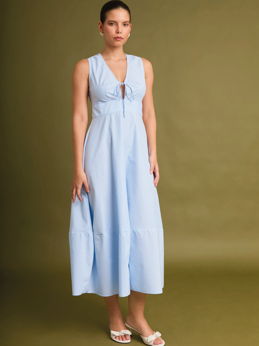 diseño azul suave y caída ligera, perfecto para un look fresco, cómodo y femenino.