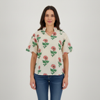 Blusa Posh Mangas Cortas Floral para Damas con modelo (AI)