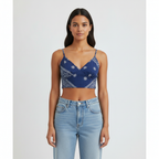 Blusa Gold Lips sin Mangas Floral para Damas con modelo (AI)