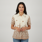Blusa Gold Lips Mangas Cortas Floral para Damas con modelo (AI)