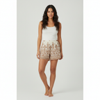 Pantalón Corto Gold Lips Floral para Damas con modelo (AI)