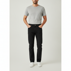 Pantalones Jeans Regatta para Caballeros con modelo (AI)