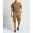 Pantalón Corto 1492 Liso para Caballeros con modelo (AI)