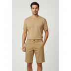 Pantalón Corto Bermudas 1492 ANT-577 para Caballeros con modelo (AI)