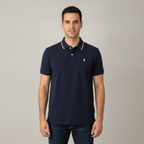 Polo Liso de Mangas Cortas 1492 para Caballeros con modelo (AI)