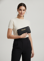 Monedero Tommy Hilfiger P/ Damas AW0AW15608-BDS con modelo (AI)